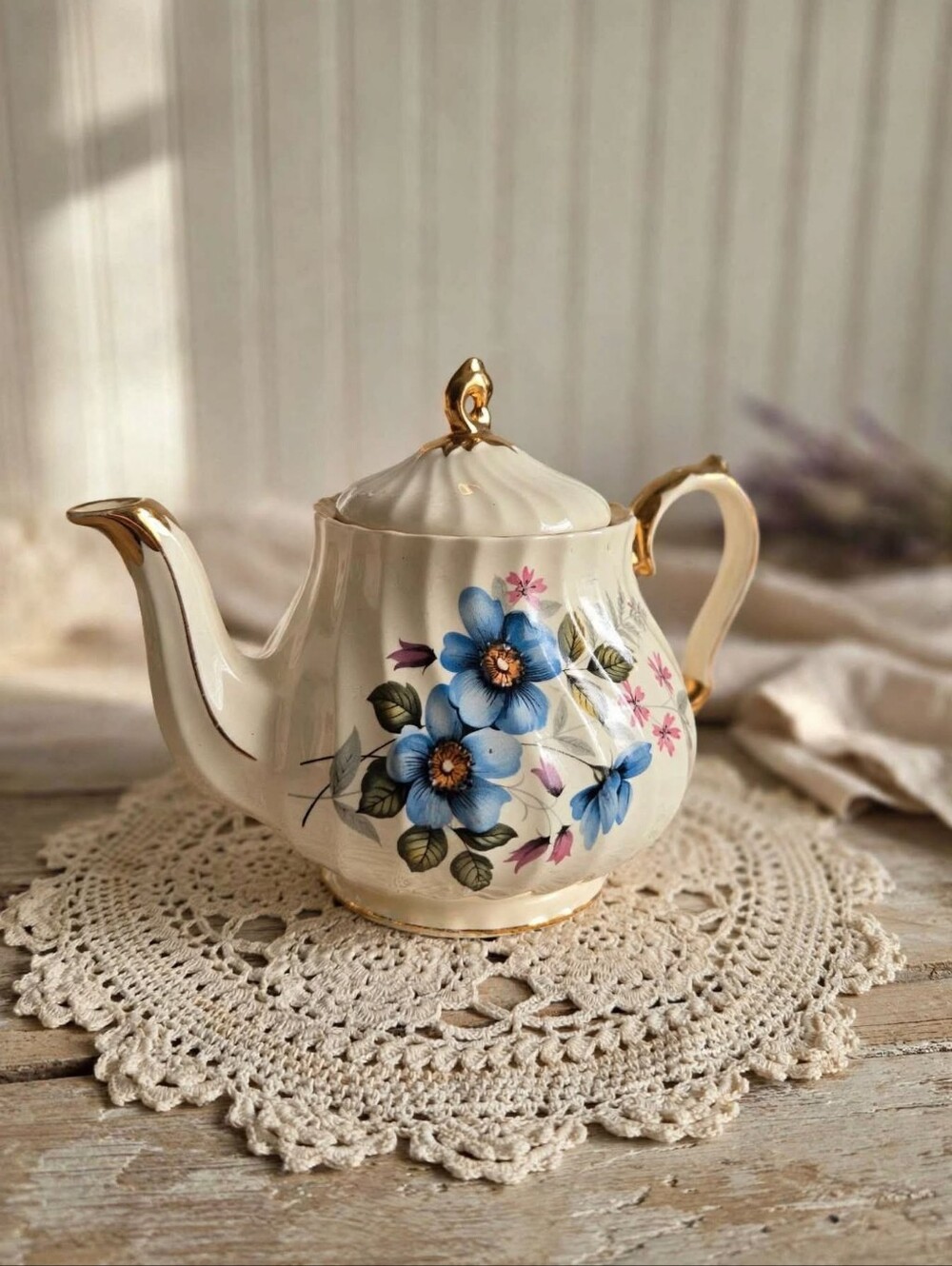 Vintage Sadler England Ribbed Teapot – Blue Floral & Gold Trim